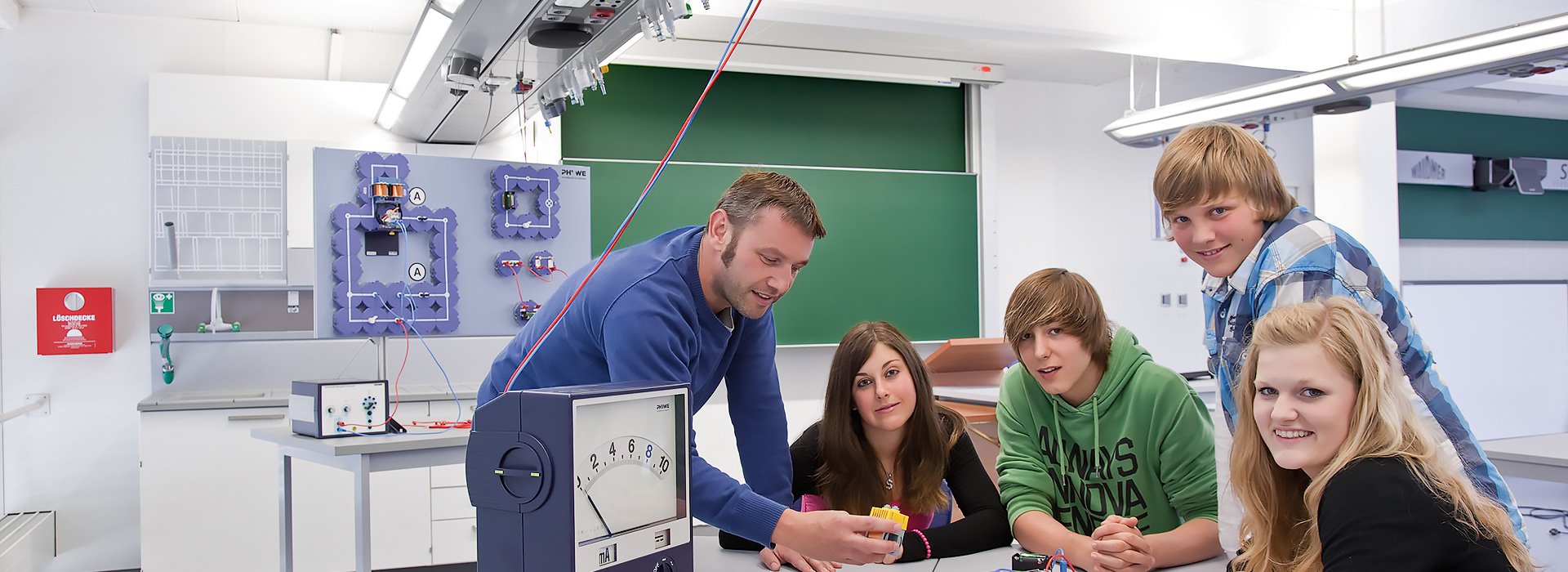 Image: Classroom with mediawing and teacher